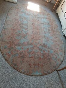 Oválný plyšový koberec