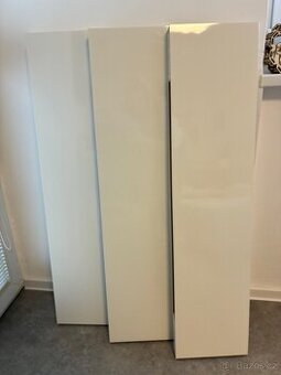 Police lesklá bílá IKEA LACK