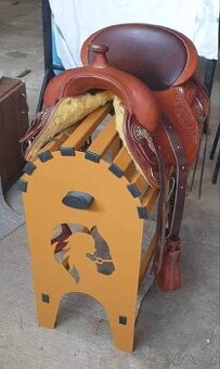 Stojan na westernové sedlo