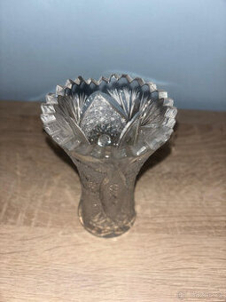 PRODÁM malou broušenou skleněnou vázu