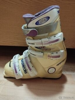 Prodám použité lyžáky zn. Munari velikost 38. Stélka 240 mm.