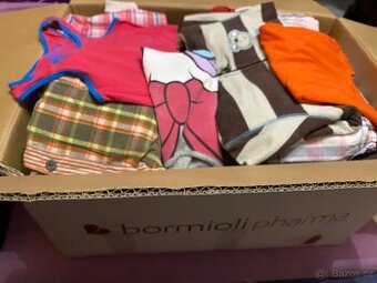 Krabice letního oblečení