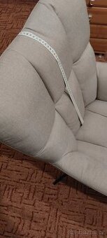 Béžové otočné křeslo