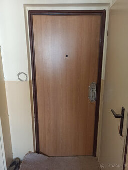Vstupní dveře do panelového bytu