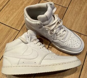 Bílé kotníkové boty NIKE, vel. 39