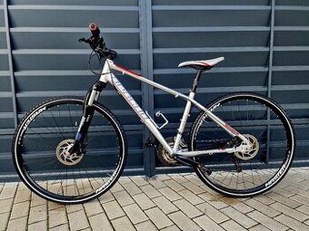 (5)Crossové/Trekingové hliníkové kolo Apache