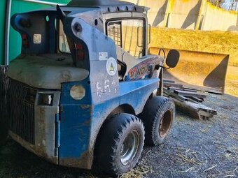 Pracovní stroj samojízdný – kolový smykový nakladač Novotný