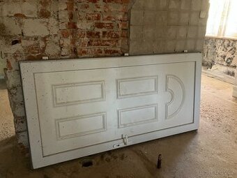 Použité bílé vchodové dveře s rámem a horním světlíkem