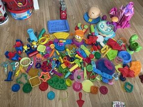 Nekolik sad modeliny play doh