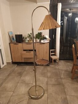 historická podlahová lampa