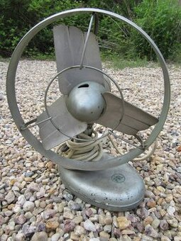 Nabízím historický ventilátor Národní Podnik Praha Kbely. Je