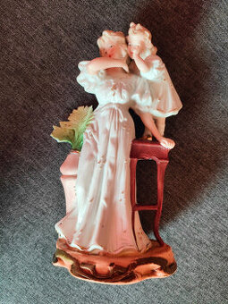 Porcelánová soška dámy s dítětem / špatný stav, přesto pěkné