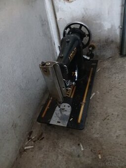 Staré rádia, šicí stroj, hodiny a celo postele