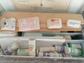 75 let stará lékárnička