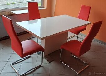 Jídelní stůl a 4 židle