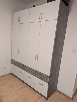 Šatní skříň/ Komody