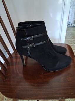 Kotníčkové semišové