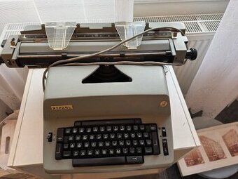 Starý elektrický psací stroj Jatraň - USSR
