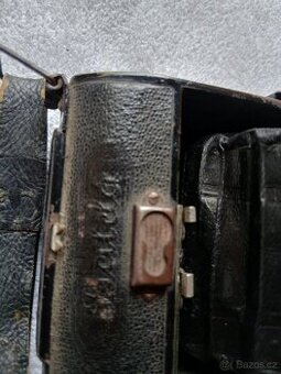 Analogový fotoaparát.