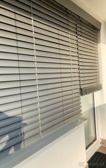 Předokenni žaluzie