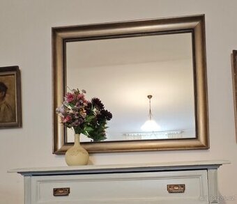 Velké zrcadlo ve starožitném dřevěném rámu