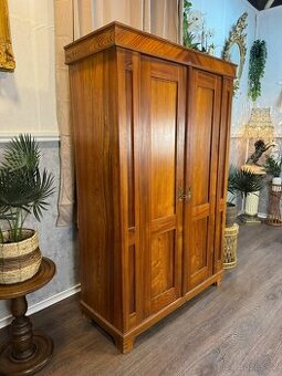 Stará šatní skříň (524018)