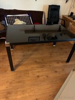 Černý skleněný stůl