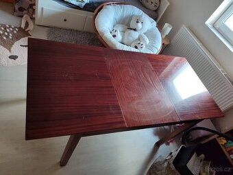 Rozkládací jídelní stůl masiv