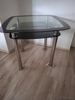 Skleněný stůl