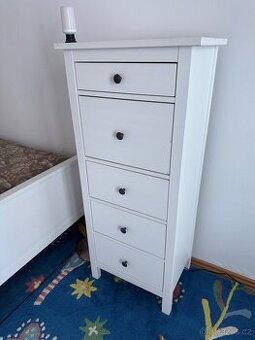 Bila drevena komoda Hemnes Ikea