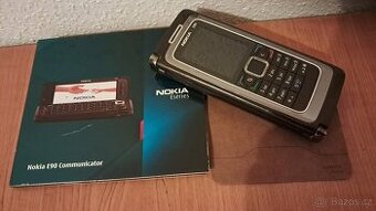 Starý telefon Nokia E90 communicator