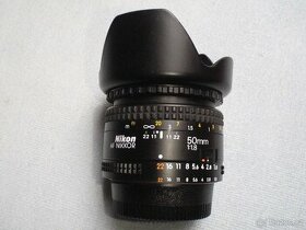 Základní objektiv Nikon AF Nikkor 50 f/1.8 + sluneční clona