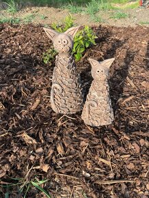 Dvě keramické kočky na zahradu