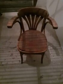 Historická ohýbaná židle s područkami