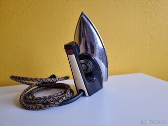 Stará klasická žehlička bez napařování