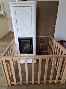 Bezpecnostni ohradka ke krbu