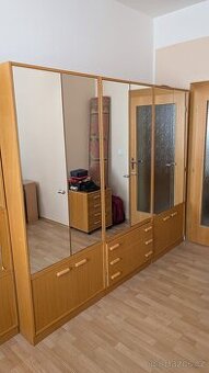 Pohovky s červeným textilním čalouněním a zrcadlové skříně - 1
