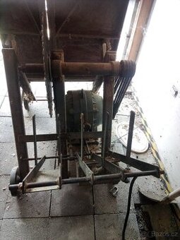 Cirkulárka , pila na dřevo s kolebkou