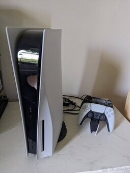 Sony Playstation 5 + dva ovladače + dock + God of War