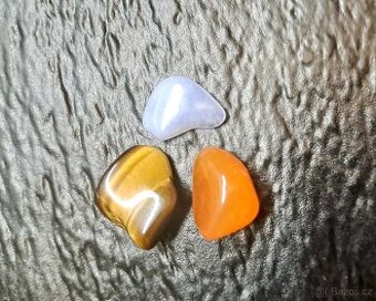 Drahé kameny tygří oko, karneol, chalcedon