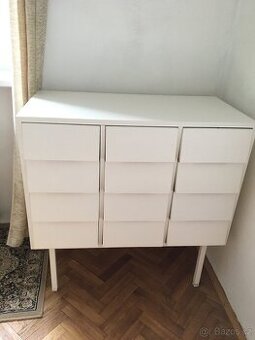 Bílá šuplíková komoda