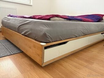 Rám postele s úložnými zásuvkami a matrací IKEA MANDAL