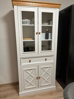 Stylová bílá vitrína / komoda s dřevěnými detaily