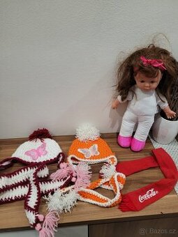 Pěkná panenka s doplňky..šála a čepice