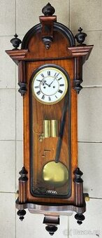 staré zdobené dvouzávažové hodiny