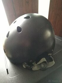 Helma decathlon na koloběžku, kolo, skateboard apod