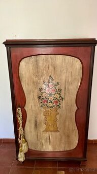 Krásna starožitná skříň - 1