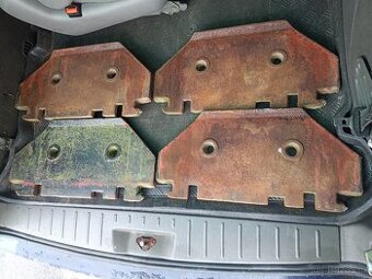 Prodám 4 kusy závaží na traktor, Nýrsko.