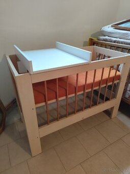 Kvalitní dětská postýlka s přebalovacím pultem