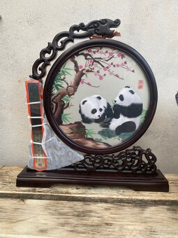 Tradiční čínská výšivka s motivem pand v dřevěném rámu